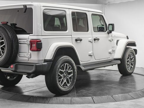 Used 2024 Jeep Wrangler Sahara image 8