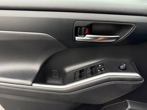 Used 2023 Toyota Highlander XLE AWD/4WD image 11