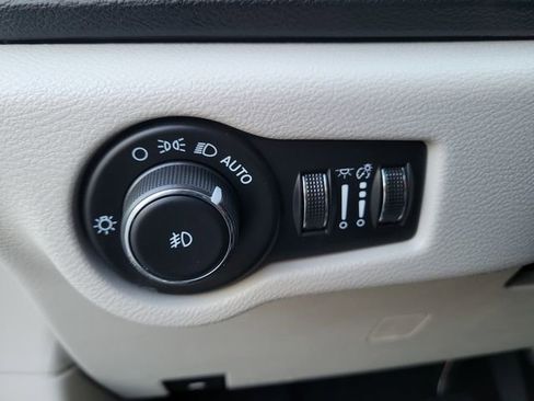 Used 2024 Chrysler Pacifica Touring-L image 21