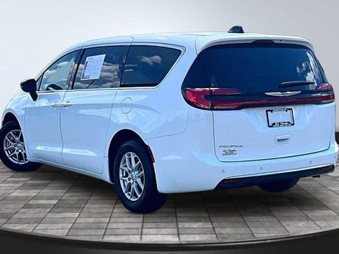 Used 2025 Chrysler Pacifica Select FWD image 4