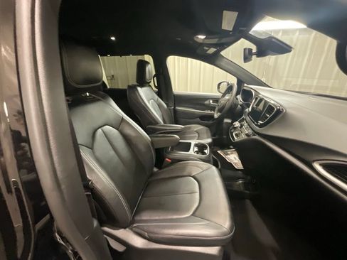 Used 2025 Chrysler Pacifica Select FWD image 13