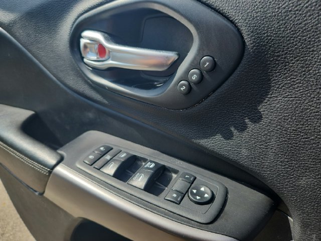 Used 2019 Jeep Cherokee Limited AWD/4WD image 16