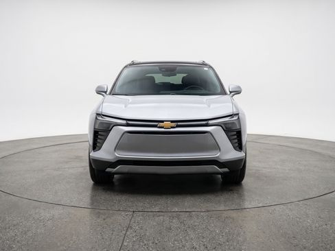 Used 2025 Chevrolet Blazer LT FWD image 2