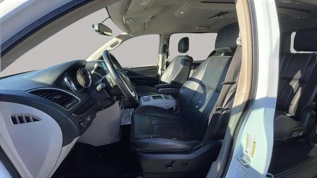 Used 2014 Chrysler Town & Country Touring FWD image 18