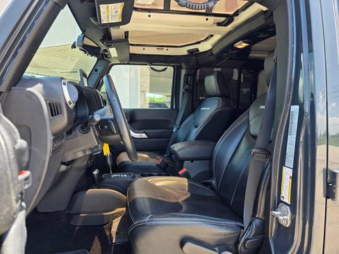 Used 2017 Jeep Wrangler Unlimited Rubicon w/ Connectivity Group AWD/4WD image 10