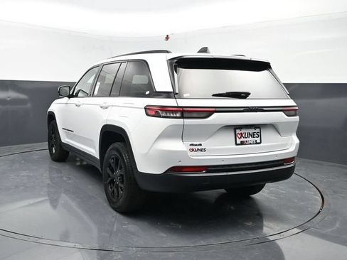 Used 2025 Jeep Grand Cherokee Altitude AWD/4WD image 6