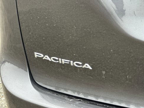 Used 2019 Chrysler Pacifica Touring-L image 6