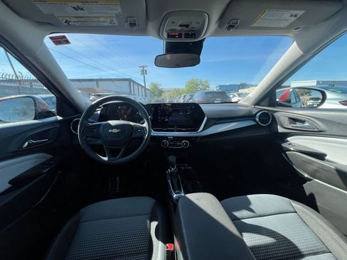 Used 2025 Chevrolet Trax LT FWD image 33