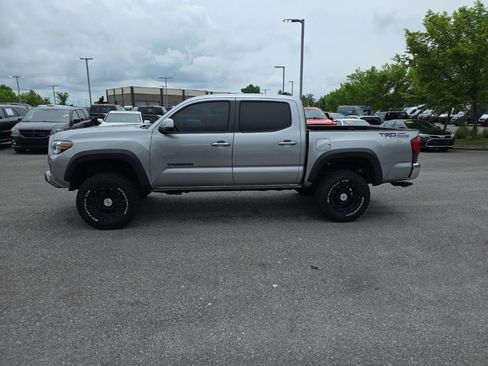 Used 2019 Toyota Tacoma TRD Off-Road AWD/4WD image 8