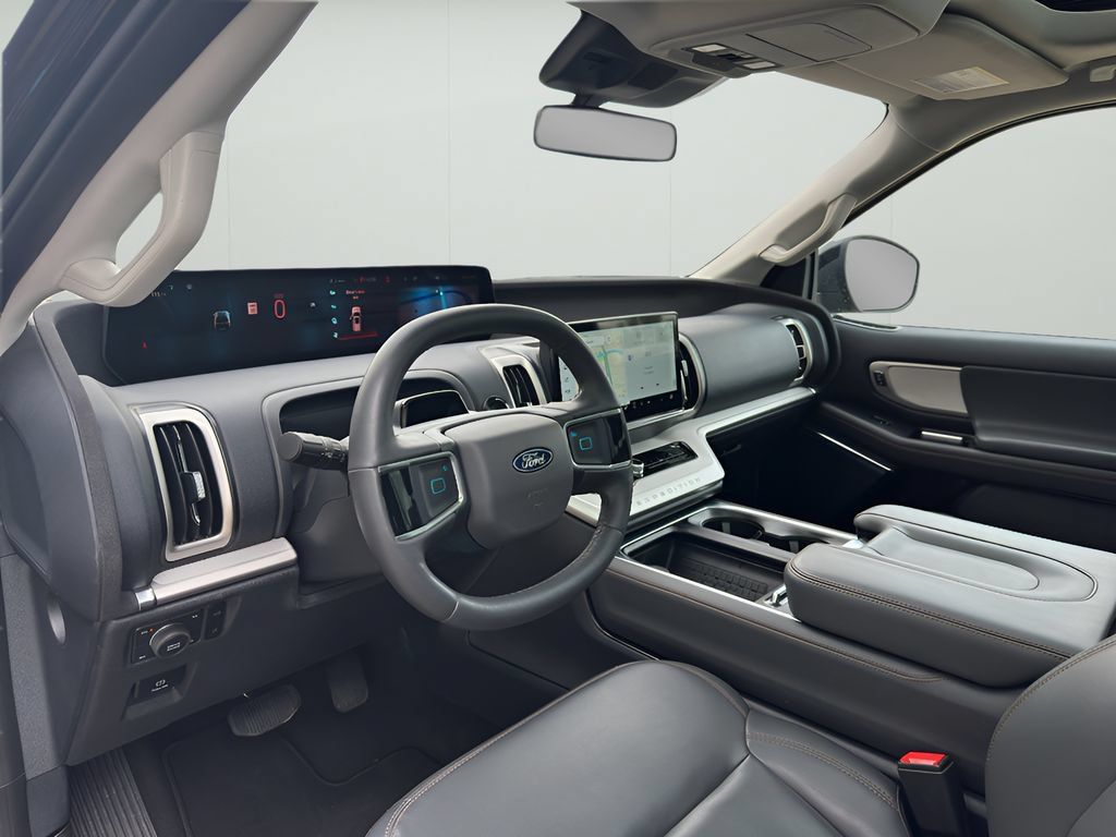 Used 2025 Ford Expedition Active AWD/4WD image 2