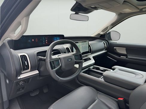 Used 2025 Ford Expedition Active AWD/4WD image 2