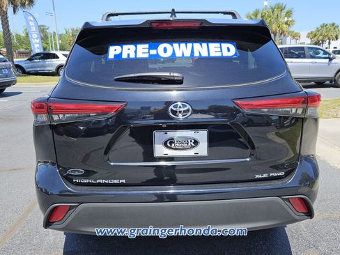 Used 2022 Toyota Highlander XLE AWD/4WD image 4
