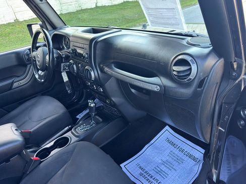 Used 2018 Jeep Wrangler Unlimited Sport S image 27