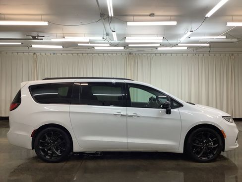 Used 2024 Chrysler Pacifica Limited w/ Uconnect Theater Family Group image 5