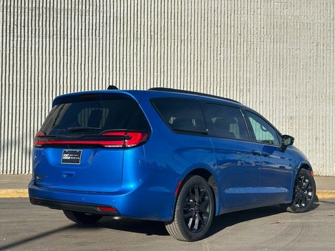 New 2026 Chrysler Pacifica Select w/ S Appearance Package image 5