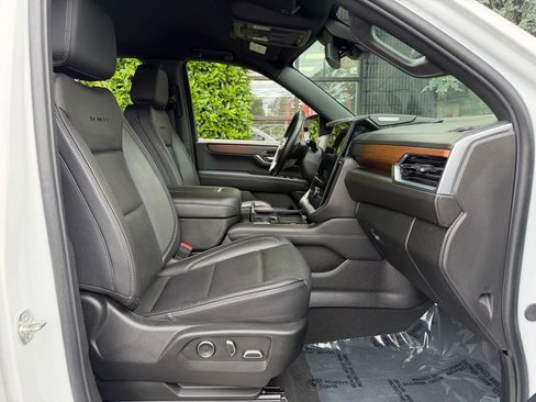 Used 2025 GMC Yukon XL Denali RWD image 36
