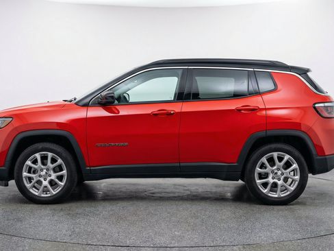 Used 2025 Jeep Compass Limited AWD/4WD image 5