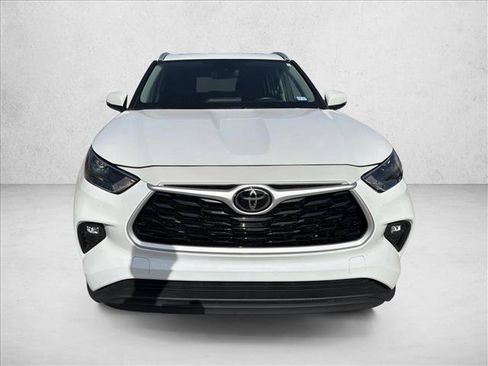 Used 2024 Toyota Highlander XLE FWD image 8