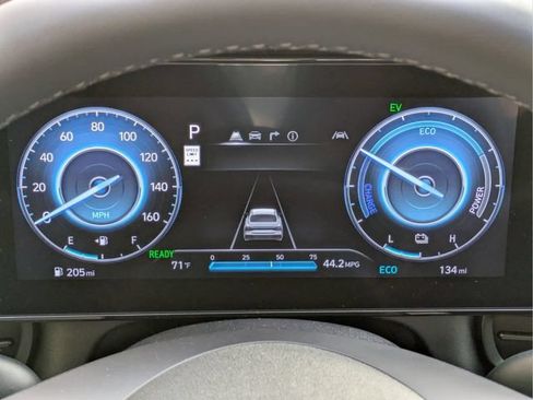Certified 2025 Hyundai Elantra SEL FWD image 30