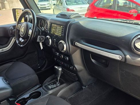 Used 2017 Jeep Wrangler Unlimited Sahara w/ Connectivity Group AWD/4WD image 14