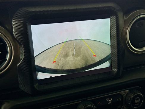 Used 2020 Jeep Wrangler Unlimited Sahara image 19