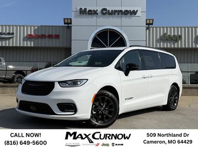 New 2025 Chrysler Pacifica Select w/ Fav Edition Package