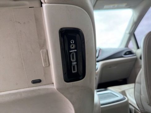 Used 2017 Chrysler Pacifica Limited image 19