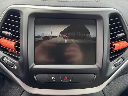 Used 2017 Jeep Cherokee Latitude w/ Safety/Convenience Group image 19