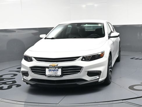 Used 2017 Chevrolet Malibu LT w/ Leather Package FWD image 5