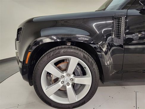 Used 2025 Land Rover Defender 110 X-Dynamic SE image 11