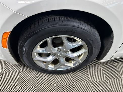 Used 2019 Chrysler Pacifica Limited image 10