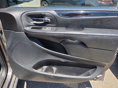 Used 2018 Dodge Grand Caravan SXT w/ Blacktop Package FWD image 12