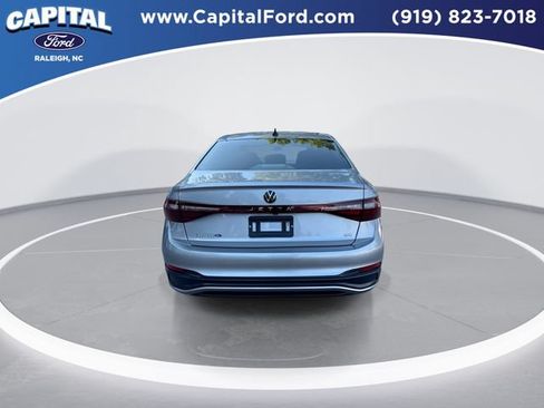 Used 2025 Volkswagen Jetta SE FWD image 7
