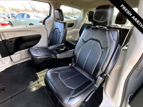 Used 2024 Chrysler Pacifica Touring-L image 21