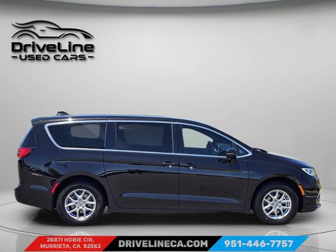 Used 2025 Chrysler Pacifica Select FWD image 13