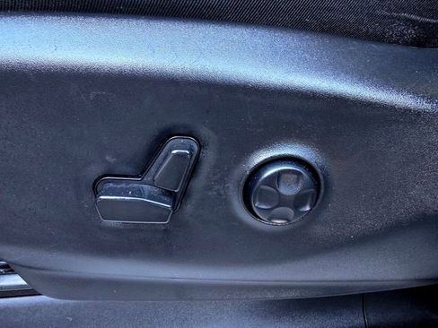 Certified 2024 Chrysler Pacifica Select image 16