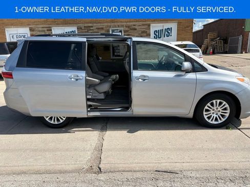 Used 2015 Toyota Sienna XLE Premium FWD image 24