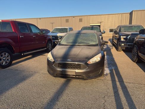 Used 2017 Ford Focus SE image 2
