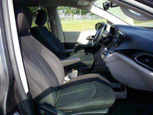 Used 2017 Chrysler Pacifica LX FWD image 37