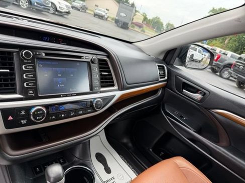 Used 2017 Toyota Highlander Limited AWD/4WD image 36