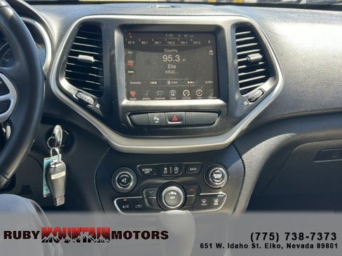 Used 2017 Jeep Cherokee Latitude w/ Safety/Convenience Group FWD image 17