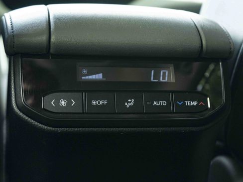 Used 2024 Toyota Highlander XLE FWD image 43