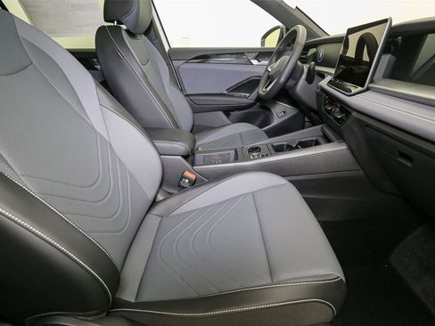 New 2025 Volkswagen Tiguan SE R-Line image 15