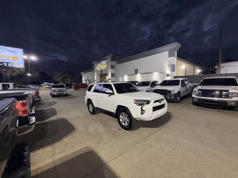 Used 2018 Toyota 4Runner SR5 RWD image 39