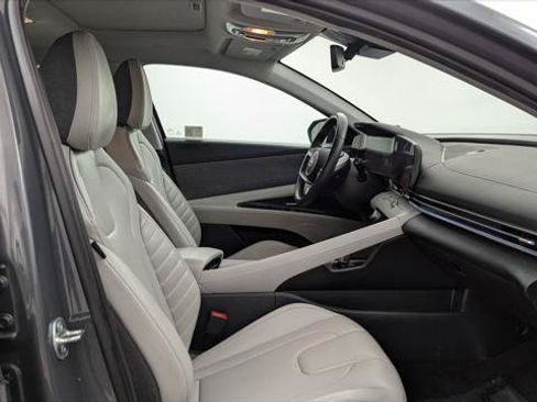 Used 2025 Hyundai Elantra Limited FWD image 21