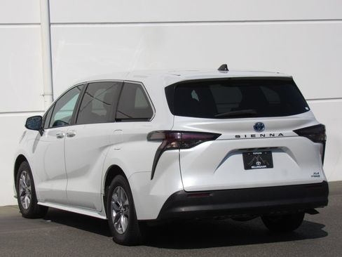 Used 2024 Toyota Sienna XLE FWD image 5