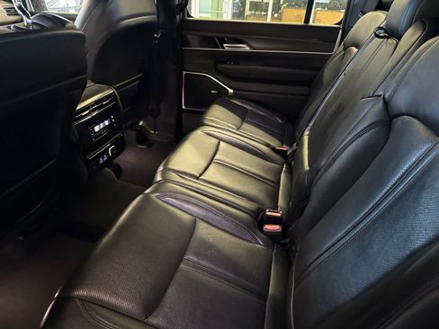 Used 2024 Jeep Wagoneer L Series II w/ Flexible Seating Group RWD image 19