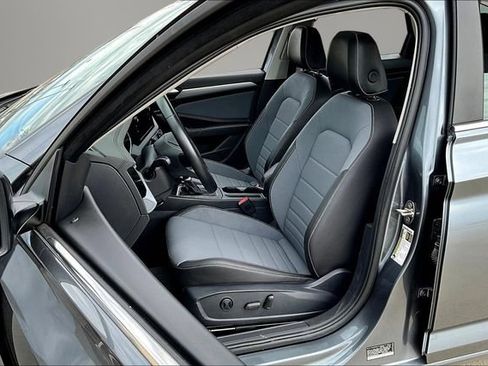 Used 2025 Volkswagen Jetta SE FWD image 19