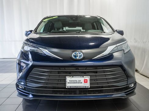 Used 2025 Toyota Sienna XLE FWD image 2