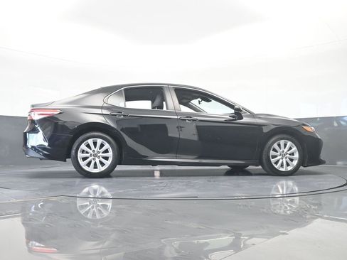 Used 2019 Toyota Camry LE image 60